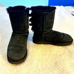 Size 6 Bailey Bow UGG boots, lace up backs with fur around the top.